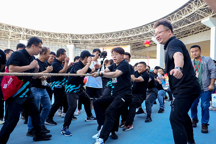 運(yùn)勸會(huì)比賽現(xiàn)場(chǎng),拔河比賽